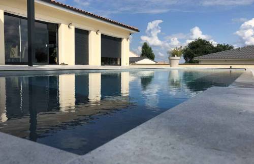 Piscine à débordement de 14m de long
