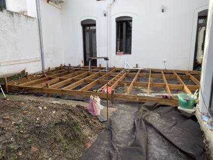 Travaux d'installation de terrasse bois en cours - Montauban 82000
