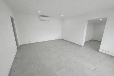 Pièce de vie dans le garage transformé en espace habitable - Guilherand-Granges 07500
