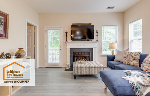 Salon rénové à Combrit : Les murs et plafonds rafraîchis apportent luminosité et élégance à cet intérieur cosy. Une rénovation signée La Maison des Travaux Quimper.