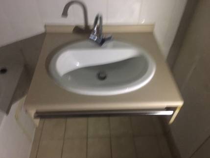 Ancienne salle de bain dans un studio à Nantes 44