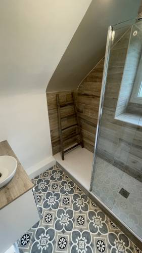 Salle de Bain Finalisée : Douche Spacieuse et Éclairée