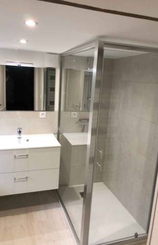 Pose d'une vasque dans une salle de bain à Deauville