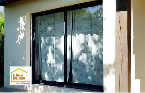 Remplacement d’une ancienne baie vitrée par un coulissant aluminium sur mesure dans le Pays d’Aix, avec une intégration soignée à la façade.