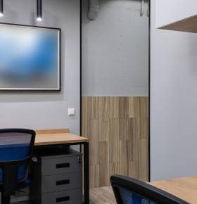 Zoom sur un bureau de l'espace ouvert de travail créé