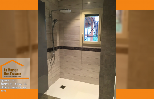 Douche à l’italienne rénovée – Grande douche carrelée avec receveur extra-plat et pommeau pluie pour un style élégant et fonctionnel.