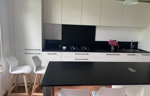 Cuisine noire et blanche La Maison des Travaux Rouen 2