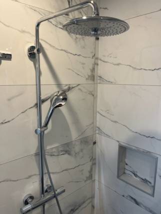 Création d'une salle d'eau avec douche et colonne de douche - Nantes 44