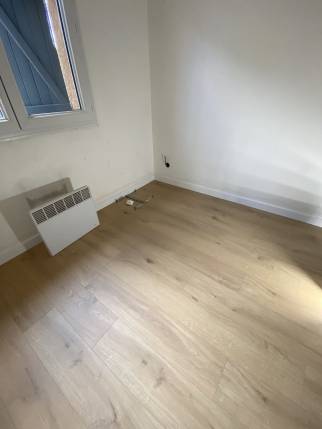 Installation d'un revêtement de sol stratifié dans une maison en rénovation - Montauban 82000