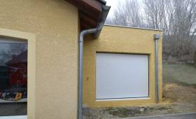 Garage terminé avec porte sectionnelle et enduit assorti