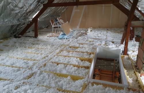 Isolation des combles : soufflage de laine minérale : Isolation thermique des combles par soufflage de laine minérale pour une maison énergétique optimisée