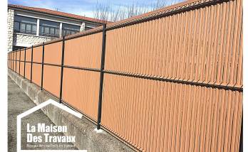 Installation de clôture rigide