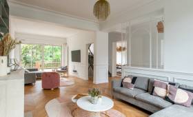 Salon accueillant et moderne au Vésinet