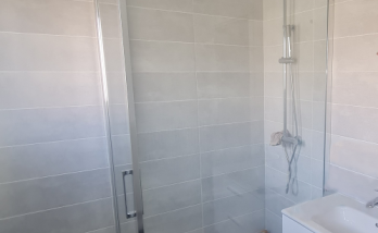 Rénovation de salle de bain - nouvelle salle de bains après travaux avec douche de plain-pied - Bourg-en-Bresse 01