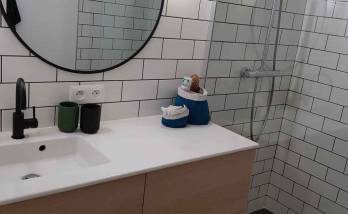 Installer un miroir dans une salle de bain à Saint-Cloud