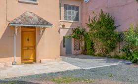 Aménagement d'une terrasse en pierre et d'une cour en pavés, maison à Lissieu (69380)