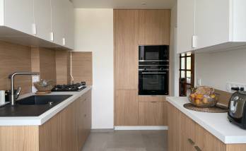 Vue d'ensemble de la cuisine rénovée