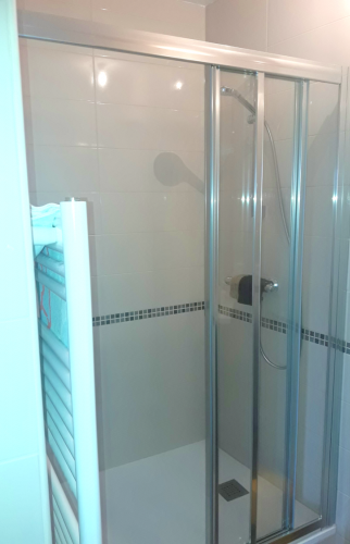Douche avec paroi coulissante