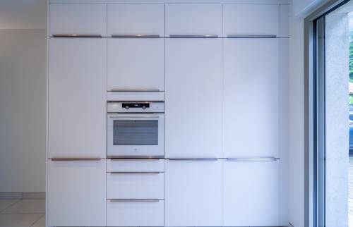 dans la cuisine, un ensemble rangement et électroménager