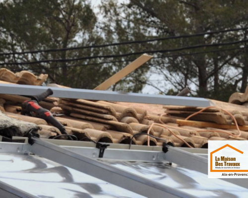 Installation de la structure destinée à accueillir les panneaux photovoltaïques sur une maison à Venelles (13770), dans le cadre d’un projet de rénovation énergétique accompagné par La Maison Des Travaux Aix-en-Provence.