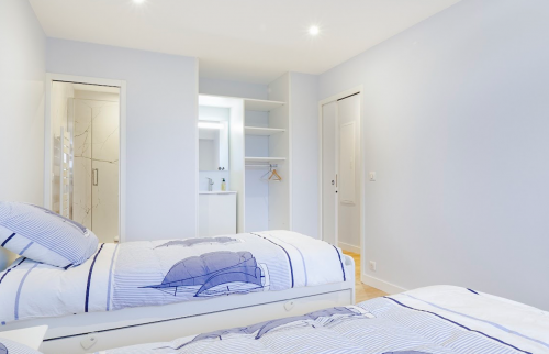 Aménagement d'une chambre d'amis avec rangements sur-mesure et point d'eau à Montigny-en-Gohelle