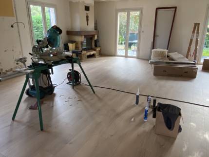 Nouveau revêtement de sol stratifié dans une maison en rénovation - Montauban 82000