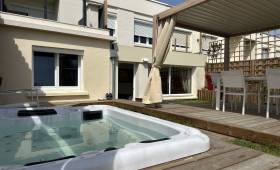 Aménagement de Jardin Cocooning avec Jacuzzi et Pergola