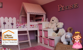 Une chambre de petite fille rénovée avec des couleurs chaleureuses et un lit cabane pour créer un univers tendre et ludique.