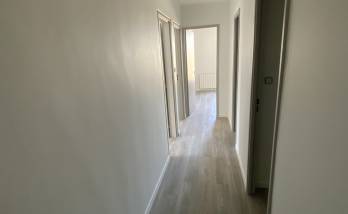 couloir avec nouveau revêtement de sol posé à Alès 30100 