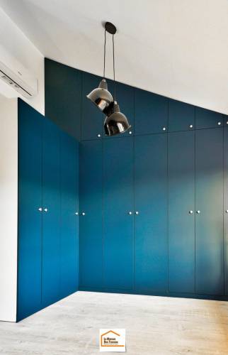 Dressing sur mesure sous la pente du toit