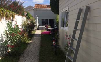 Une vue d'ensemble avec l'extension servant d'atelier d'artiste