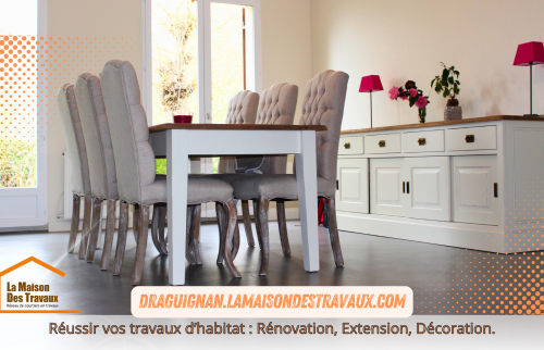 La salle à manger lumineuse accueille une grande table en bois massif, entourée de chaises confortables, parfaite pour des repas conviviaux en famille.