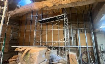 Mise en valeur de la charpente ancienne lors de la transformation intérieure de la grange.