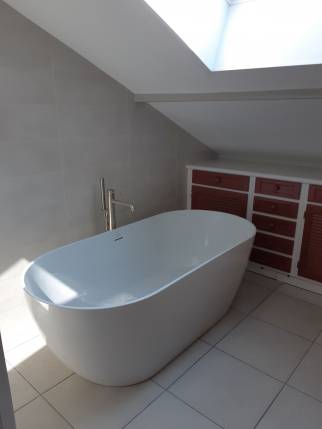 Rénovation de salle de bain dans les combles avec baignoire îlot - Ambérieu-en-Bugey 01500