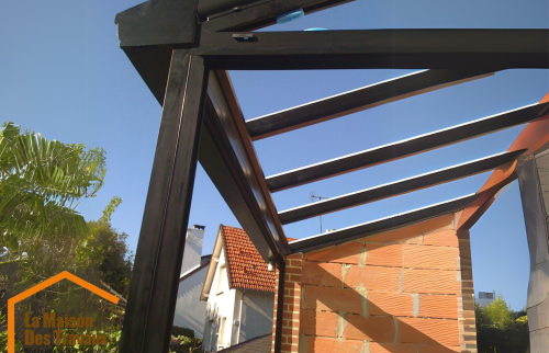 AVANT Installation de la structure en alluminium noir