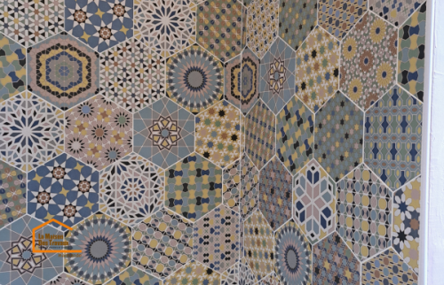 Pose de faïence hexagonale décorative dans une salle de bain rénovée à Fumel avec finitions soignées et ambiance moderne.