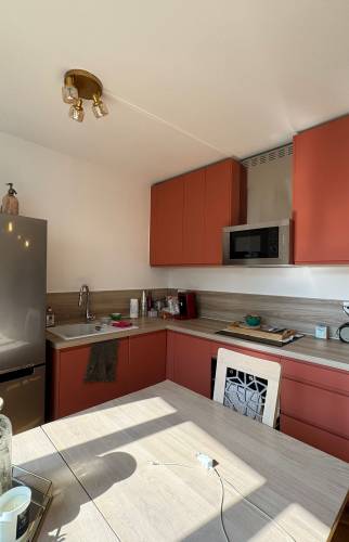 Cuisine moderne terracotta et bois avec électroménager encastré Paris 17