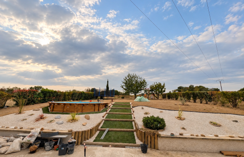 Vue générale de l'aménagement extérieur avec piscine, gravier et cheminements à Saint-Cassien