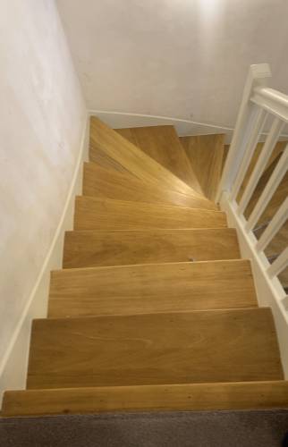Nouvel aspect esthétique d'un escalier après décapage et peinture