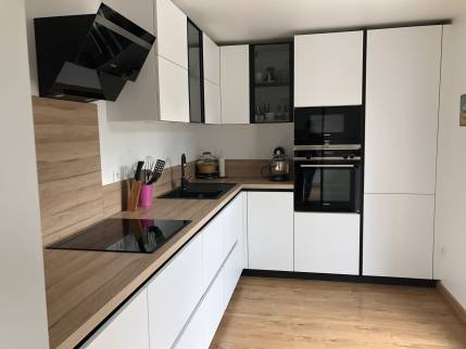 Rénovation de cuisine plan de travail bois et façades blanches
