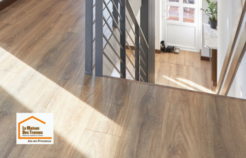 Pose d’un parquet effet bois valorisé par la lumière naturelle dans une maison rénovée à Aix-en-Provence. Une réalisation alliant esthétique, confort et finitions soignées.