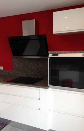 Cuisine blanc laqué, hotte inclinée, plan de travail granit à Sierentz