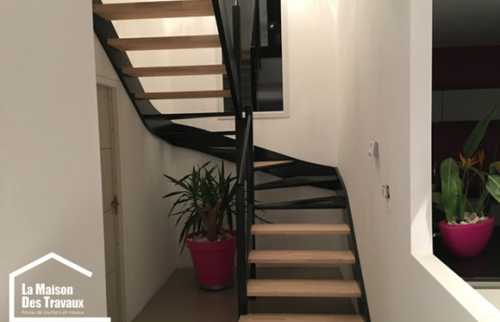 Réalisation d'un escalier sur-mesure en aluminium et bois de chêne double quart tournant