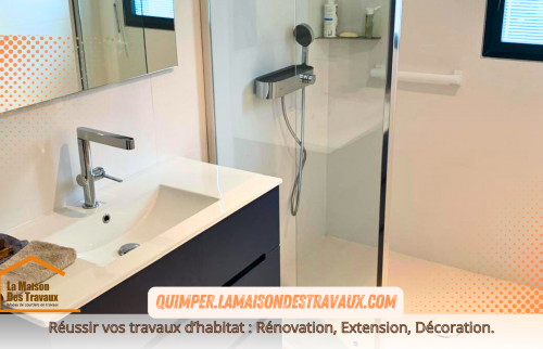 Un meuble moderne et pratique a été choisi pour optimiser l'espace. La finition en noir mat apporte une touche de sophistication, tandis que l'armoire murale, parfaitement intégrée, offre un espace de rangement suffisant sans encombrer la pièce.