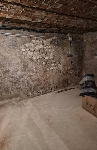 Dalle chaux et chanvre et murs avant travaux