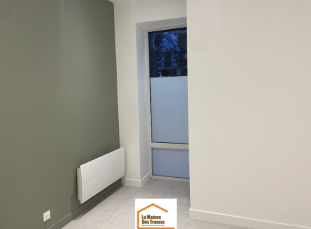 Levallois_20m2_05_local-pro_mur-vert_porte-vitre