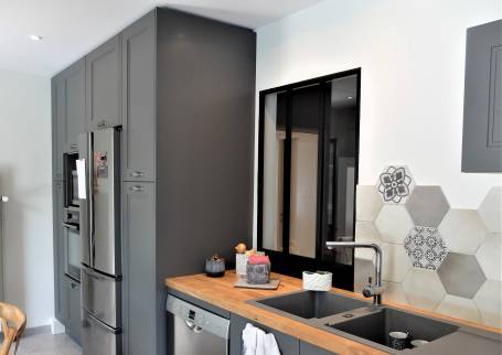 Cuisine rénovée et agrandie dans une villa de l’ouest lyonnais avec crédence carrelée et verrière d’atelier