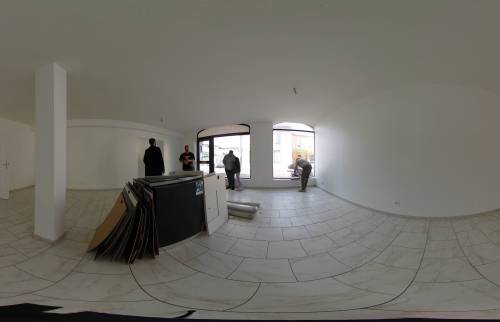 Local à rénover vue entrée avant travaux