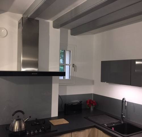 Rénovation en peinture et remplacement des sols d’une maison 