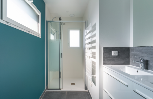 Salle de bain avec douche et meuble deux vasques à Saint-Sébastien-sur-Loire
